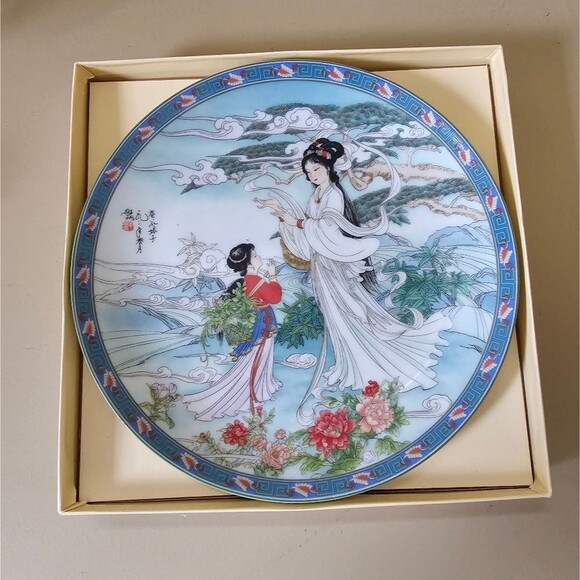 NEW 1990 Chinese Imperial Jingdezhen Porcelain Plate "Lady Silkworm" Geisha - Picture 1 of 5